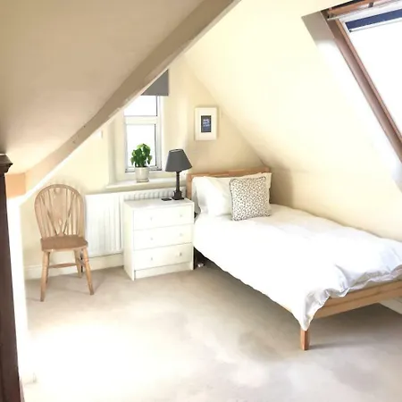 Casa de Férias Relaxing, Spacious House With Gardens In Redland *