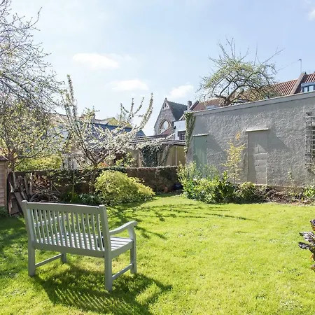 Casa de Férias Relaxing, Spacious House With Gardens In Redland *