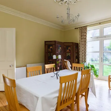 Casa de Férias Relaxing, Spacious House With Gardens In Redland