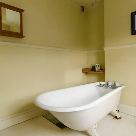 Relaxing, Spacious House With Gardens In Redland *
