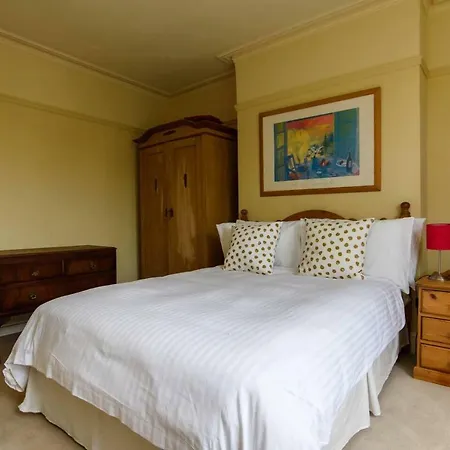 Casa de Férias Relaxing, Spacious House With Gardens In Redland