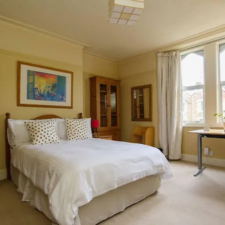 Relaxing, Spacious House With Gardens In Redland