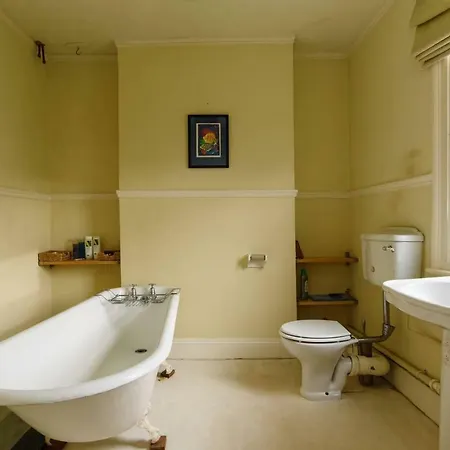 Casa de Férias Relaxing, Spacious House With Gardens In Redland