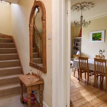 Casa de Férias Relaxing, Spacious House With Gardens In Redland