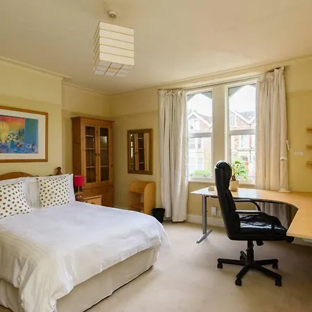 Casa de Férias Relaxing, Spacious House With Gardens In Redland Bristol